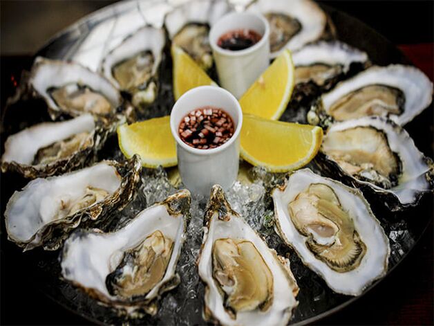 Las ostras son un marisco extremadamente saludable para los hombres. 