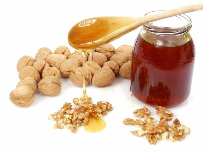 Miel con nueces un remedio popular que aumenta la potencia en los hombres. 